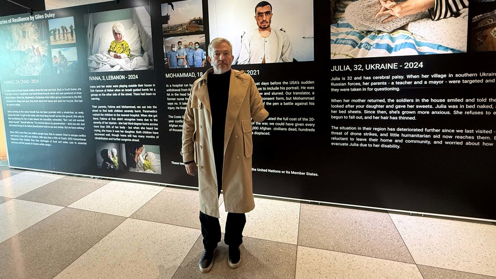 Джайлс Дьюли у выставки своих фотографий в штаб-квартире ООН.